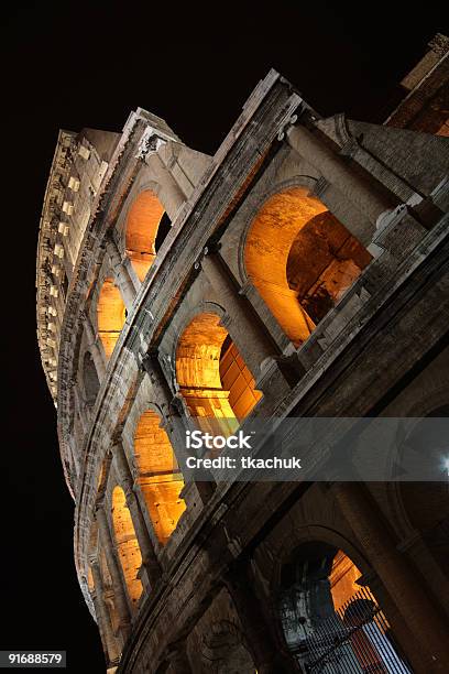 Foto de Collosseo e mais fotos de stock de Anfiteatro - Anfiteatro, Antigo, Arco - Característica arquitetônica