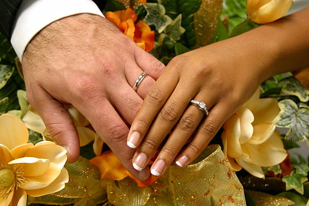 mariage :  inter-race mariage - flower single flower black white photos et images de collection