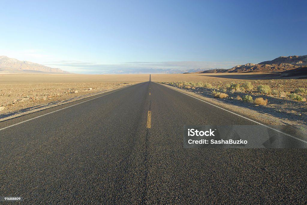 Desert highway - Lizenzfrei Ausgedörrt Stock-Foto
