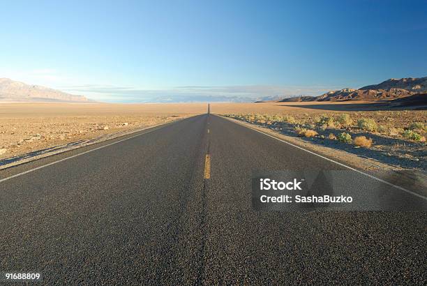 Desert Highway Stockfoto und mehr Bilder von Ausgedörrt - Ausgedörrt, Autoreise, Breit