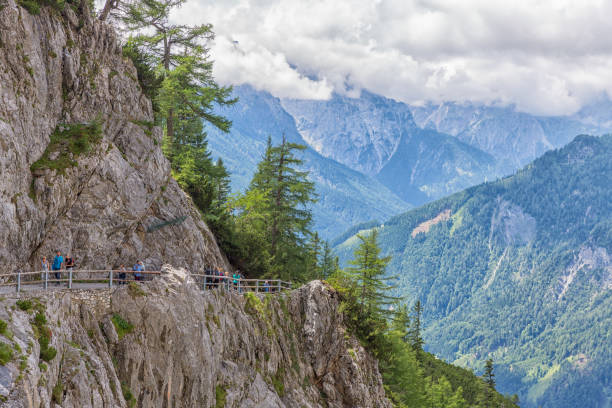 pessoas em caminhadas trilha através de montanhas austríacas a caverna de gelo - mountain austria street footpath - fotografias e filmes do acervo