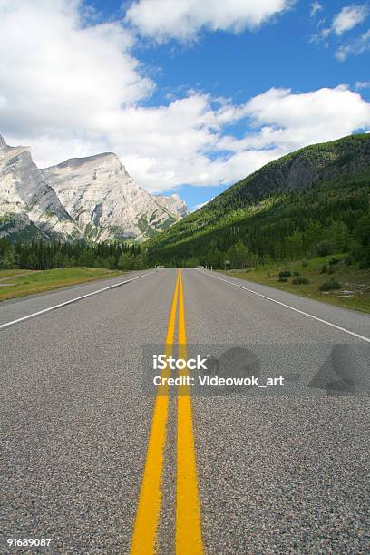 Montanhas Rochosas Canadianas Viagem Em Estrada - Fotografias de stock e mais imagens de Estrada - Estrada, Montanhas Rochosas, Solidão