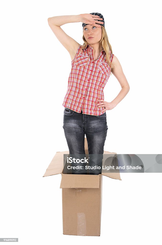 Stanco ragazza in piedi in una scatola di cartone - Foto stock royalty-free di Abbigliamento casual