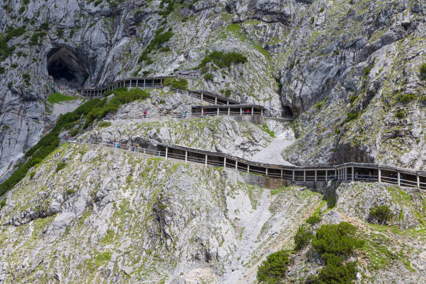 pessoas em caminhadas trilha através de montanhas austríacas a caverna de gelo - mountain austria street footpath - fotografias e filmes do acervo