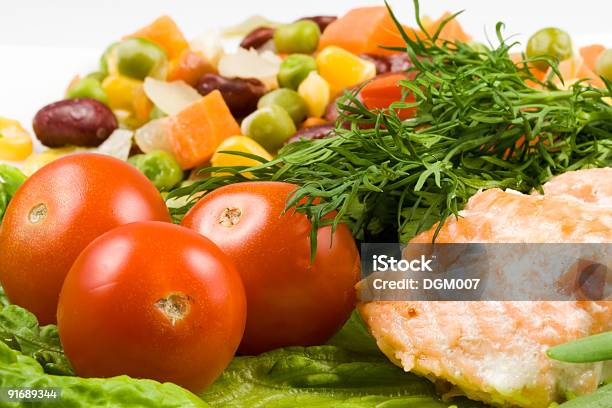 Gioco Da Un Salmone Con Verdure - Fotografie stock e altre immagini di Alimentazione sana - Alimentazione sana, Bianco, Cetriolo