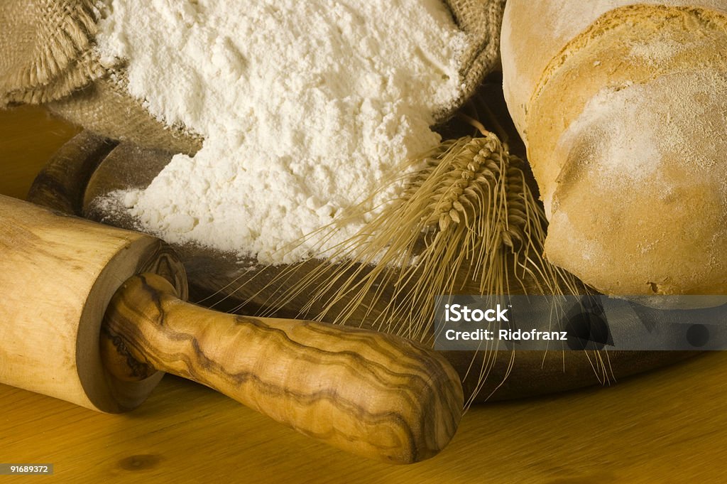 Detalle de pan y harina - Foto de stock de Al horno libre de derechos