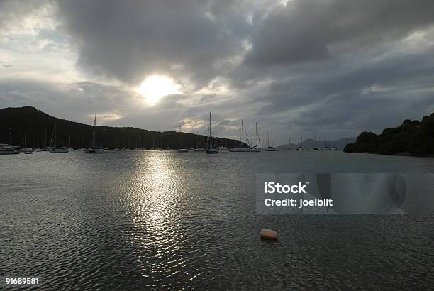 Baía Em Sundown - Fotografias de stock e mais imagens de Abrigar-se - Abrigar-se, Ancorado, Anoitecer