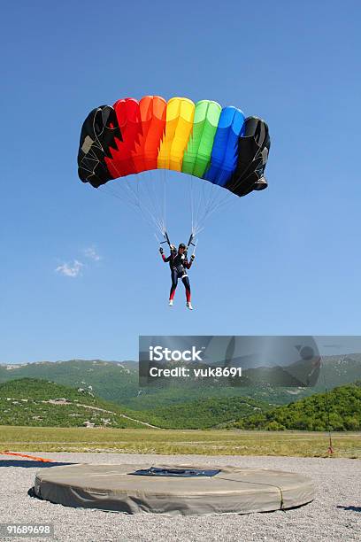 Foto de Parachutist Landing e mais fotos de stock de Skydive - Skydive, Paraquedismo, Paraquedas