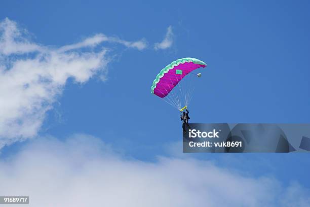 Parachutist In Der Stockfoto und mehr Bilder von Abenteuer - Abenteuer, Aktivitäten und Sport, Aufregung