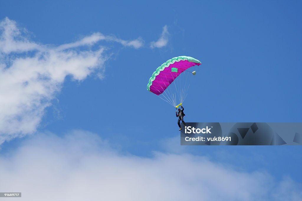 Parachutist in aria - Foto stock royalty-free di Atterrare