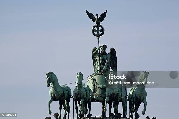 Puerta De Brandenburgo De La Cuádriga Foto de stock y más banco de imágenes de Ala de animal - Ala de animal, Alexanderplatz, Azul