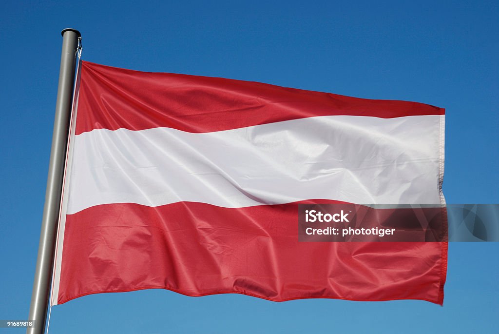 Österreichische Flagge mit blauem Himmel - Lizenzfrei Österreichische Flagge Stock-Foto