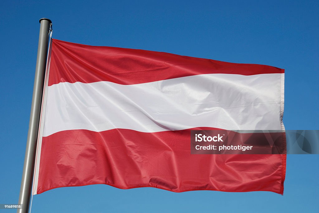 Flaga Austrii z błękitnego nieba - Zbiór zdjęć royalty-free (Flaga Austrii)