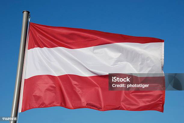 Flaga Austrii Z Błękitnego Nieba - zdjęcia stockowe i więcej obrazów Flaga Austrii - Flaga Austrii, Austria, Flaga