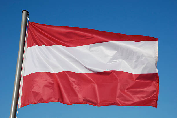 bandeira da áustria com céu azul - austrian flag imagens e fotografias de stock