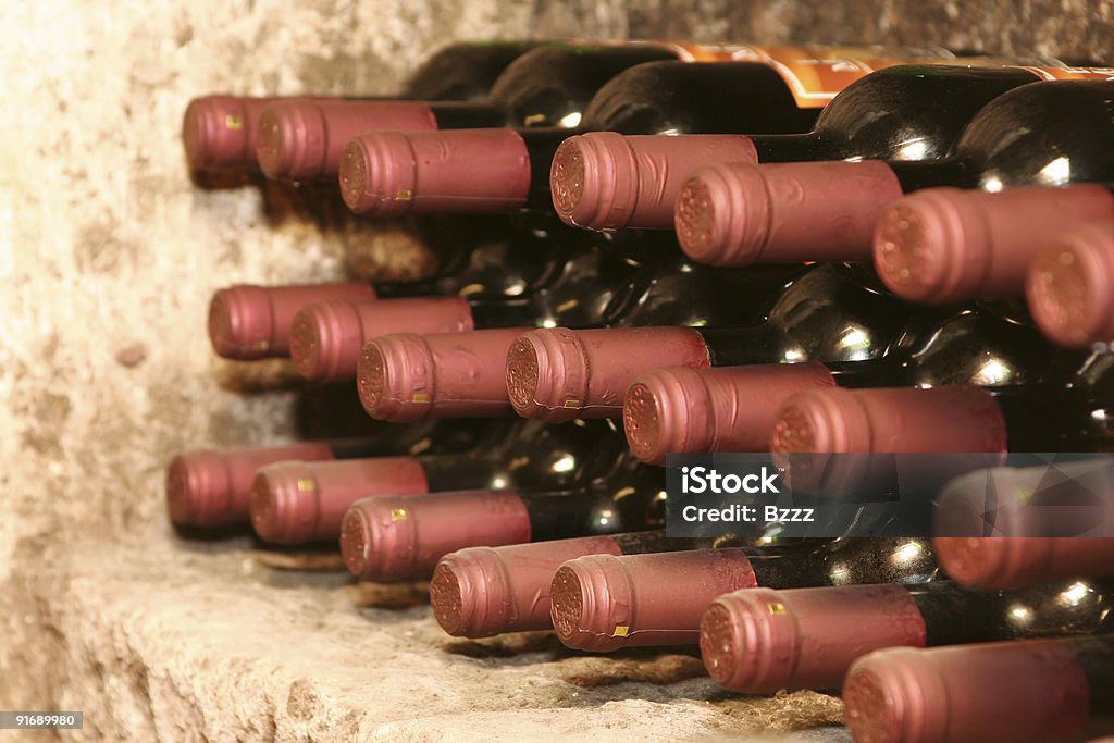 Botellas de vino en bodega - Foto de stock de Arreglo libre de derechos
