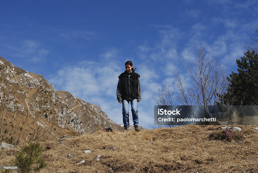 La jeune fille dans les montagnes series - Photo de 18-19 ans libre de droits