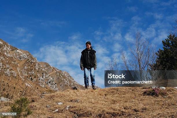 Photo libre de droit de La Jeune Fille Dans Les Montagnes Series banque d'images et plus d'images libres de droit de 18-19 ans - 18-19 ans, 20-24 ans, Adulte