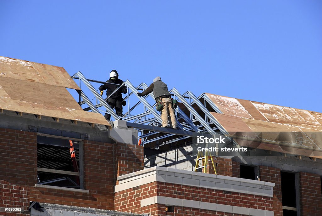 Trabalhadores de construção na cobertura - Foto de stock de Inverno royalty-free