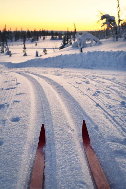 ski de fond dans les montagnes au coucher du soleil, synnfjell oppland county norvège - ski track powder snow track snow photos et images de collection