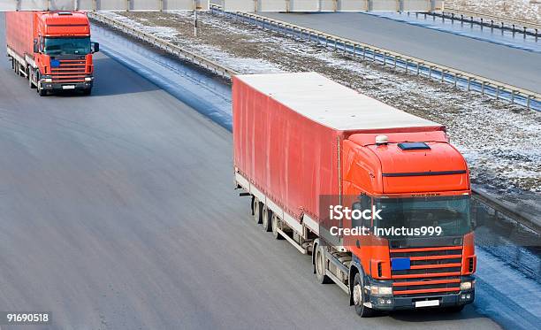 Dwa Czerwone Przyczepy Ciężarówki Ciągnika - zdjęcia stockowe i więcej obrazów Asfalt - Asfalt, Biznes, Czerwony