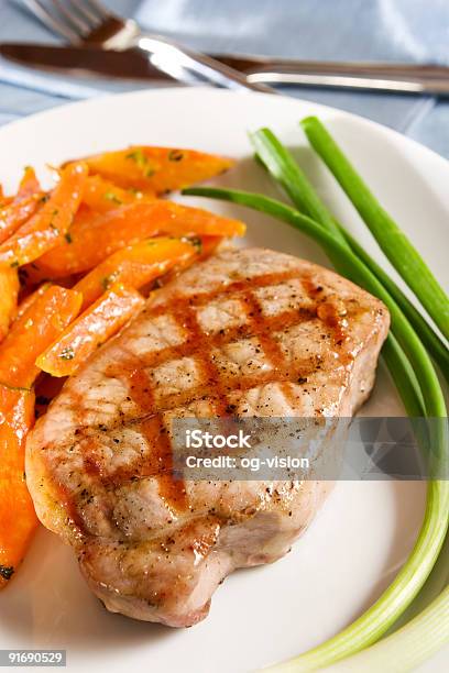Grelhado Costeleta De Porco - Fotografias de stock e mais imagens de Alimentação Saudável - Alimentação Saudável, Almoço, Carne