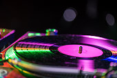 sound-mixer-mit-vinyl-in-nachtclub.jpg?b