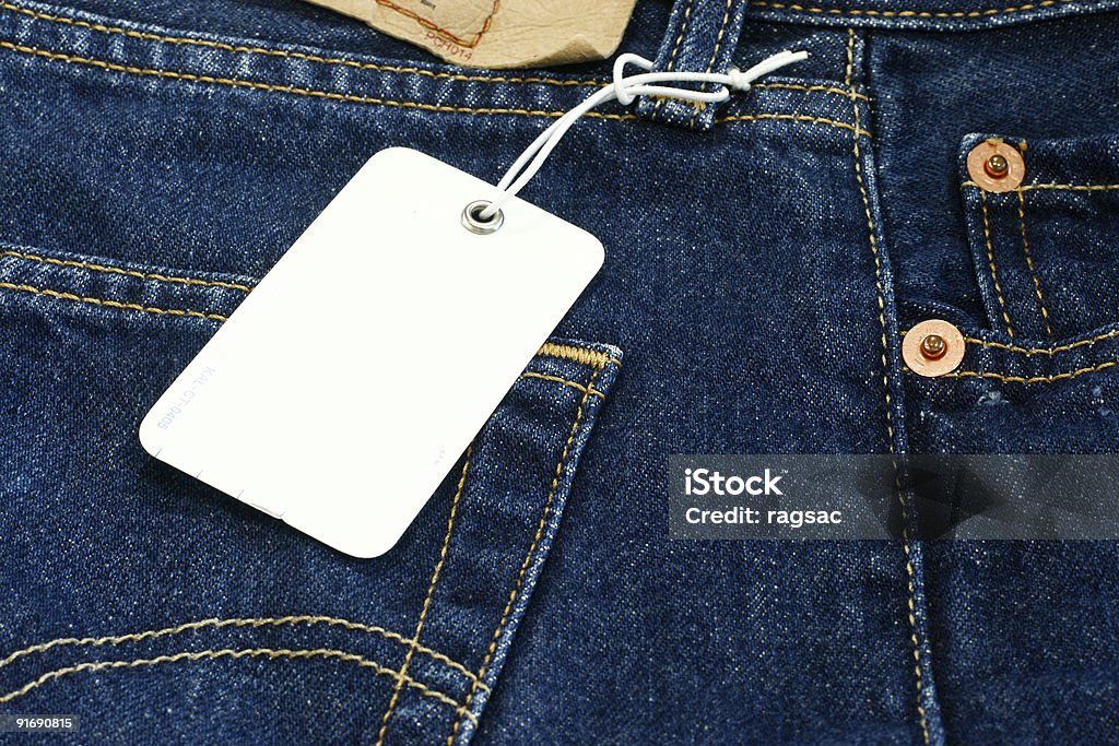 Em branco etiqueta de preço em Jeans azul - Foto de stock de Algodão - Material Têxtil royalty-free