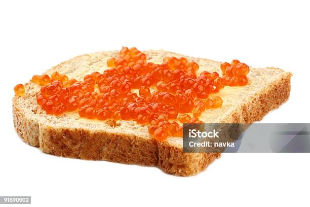 Caviar Vermelho Em Fatias De Pão Integral Com Manteiga - Fotografias de stock e mais imagens de Alimentação Saudável
