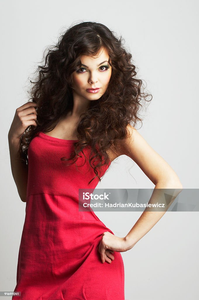 Brunette ragazza in abito rosso - Foto stock royalty-free di Abbigliamento da donna