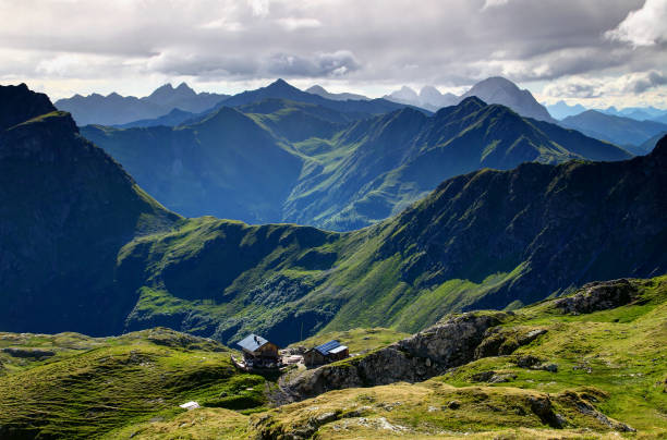 山小屋や日当たりの良い緑尾根カルニック アルプス山脈チロル オーストリア - solar panel alternative energy chalet european alps ストックフォトと画像