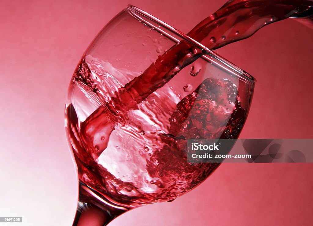 Vicino di versare Vino rosso - Foto stock royalty-free di Alchol