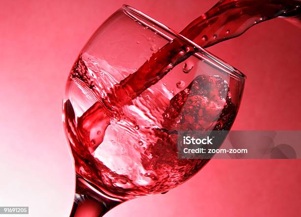 Vicino Di Versare Vino Rosso - Fotografie stock e altre immagini di Alchol - Alchol, Bicchiere, Bicchiere da vino