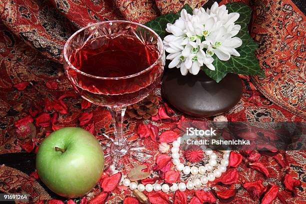 Stilleben Mit Wein Äpfeln Und Blumen Stockfoto und mehr Bilder von Alkoholisches Getränk - Alkoholisches Getränk, Antiquität, Apfel