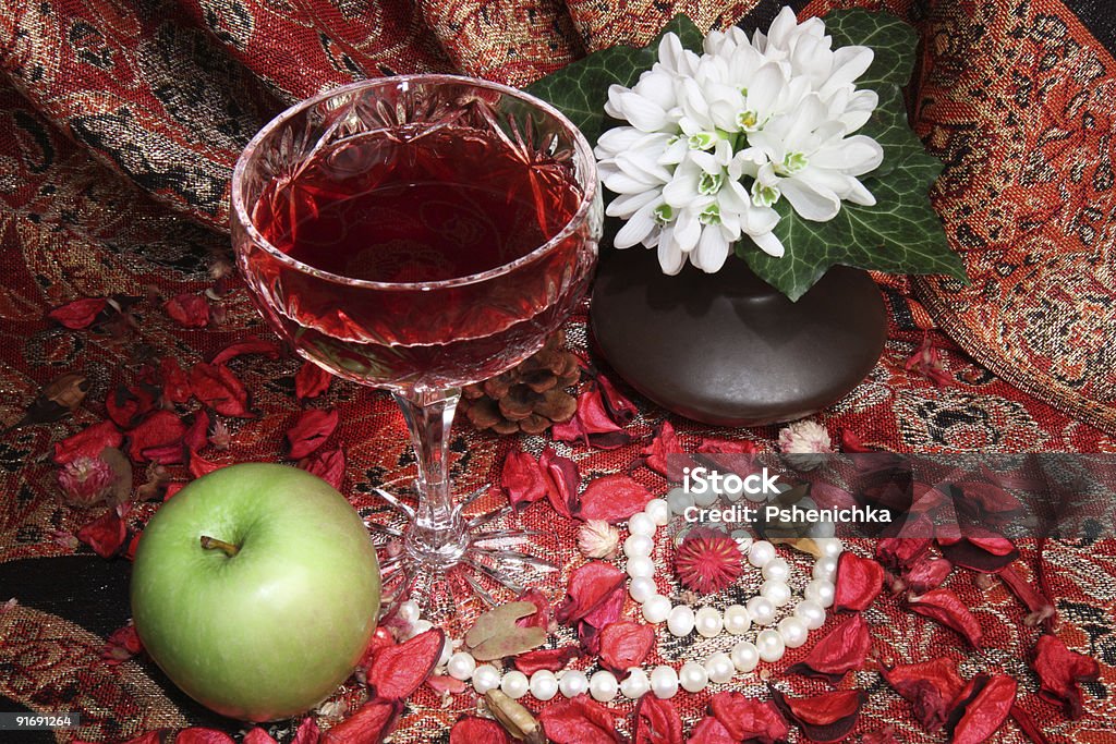 Naturaleza muerta con vino de manzana y flores - Foto de stock de Abundancia libre de derechos