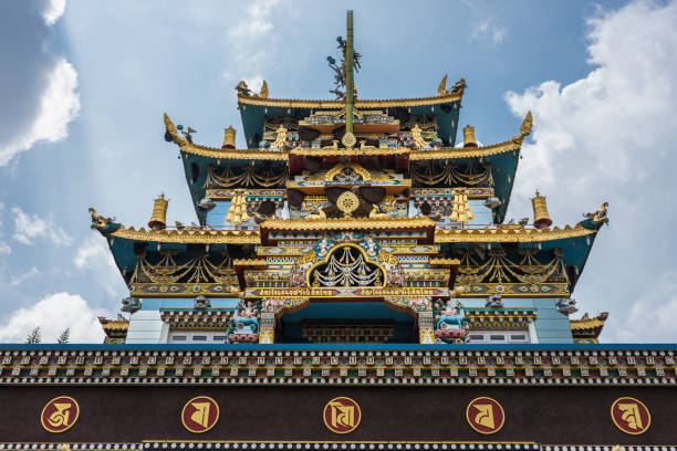 zangdog palri golden temple de namdroling monastério budista, coorg índia. - golden temple - fotografias e filmes do acervo