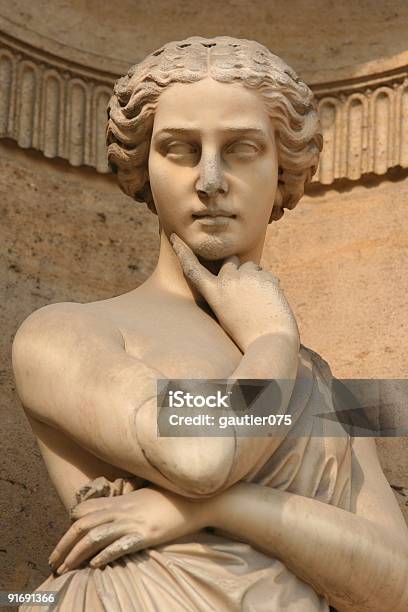 Photo libre de droit de Pensif Femme banque d'images et plus d'images libres de droit de Musée du Louvre - Musée du Louvre, Paris - France, Statue