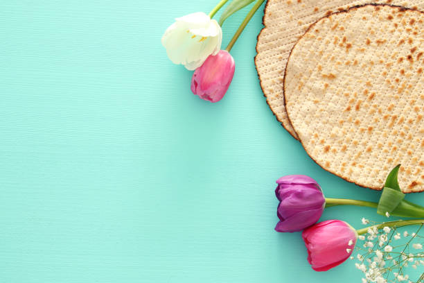 pesah お祝いの概念 (ユダヤ人の過越祭の休日)。 - passover seder matzo table ストックフォトと画像