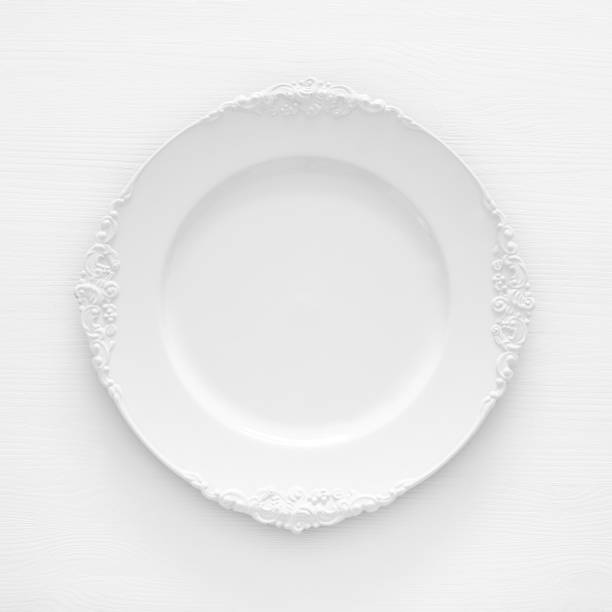 vue de dessus de l’assiette vide blanc vintage. poser de plat. - passover seder seder plate table photos et images de collection