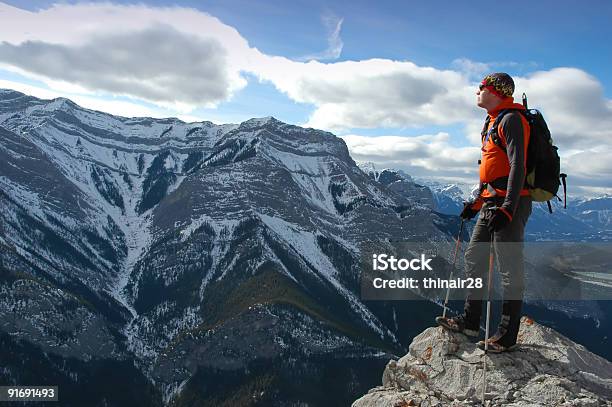 Excursionismo En El Borde Foto de stock y más banco de imágenes de Acantilado - Acantilado, Adulto, Aire libre