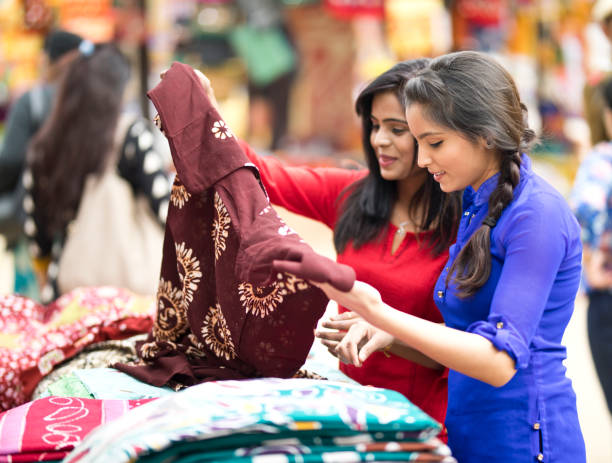 mujeres de compras para el vestido en el mercado de la calle - india indian culture women market fotografías e imágenes de stock