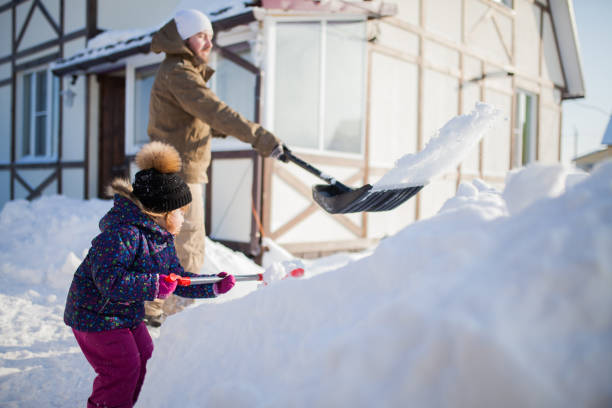 маленькая девочка со снежной лопатой. - snow digging horizontal people стоковые фото и изображения