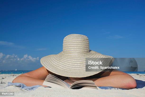 Foto de A Vida É Uma Praia e mais fotos de stock de Livro - Livro, Praia, Adulto