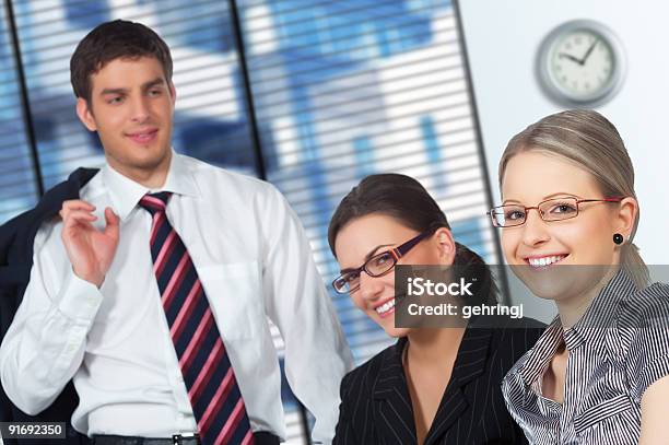 Foto de Jovem Grupo De Trabalho e mais fotos de stock de Adulto - Adulto, Bem vestido, Conselho