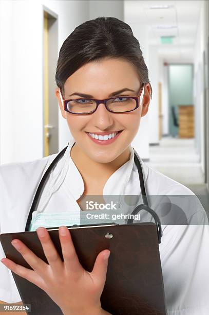 Piękna Kobieta Lekarz - zdjęcia stockowe i więcej obrazów Asystentka lekarska - Asystentka lekarska, Badanie lekarskie, Brązowe włosy