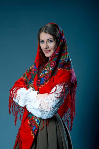 beauté russe femme dans le national châle à motifs sur fond gris bleu. maslenitsa - russian culture scarf textile shawl photos et images de collection