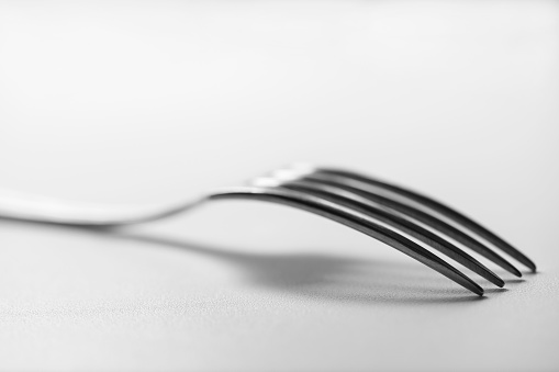 Вилка на столе. Столовый прибор на белом воне. Натюрморт. Fork on a table. Tableware on white to won. Still life.