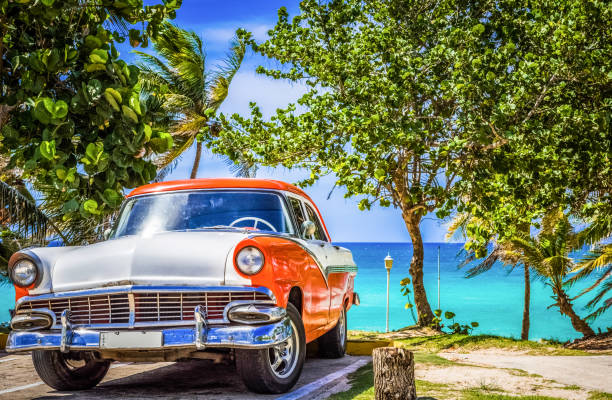 hdr - auto d'epoca arancione bianca americana parcheggiata nella vista frontale parcheggiata sulla spiaggia di varadero cuba - varadero beach foto e immagini stock