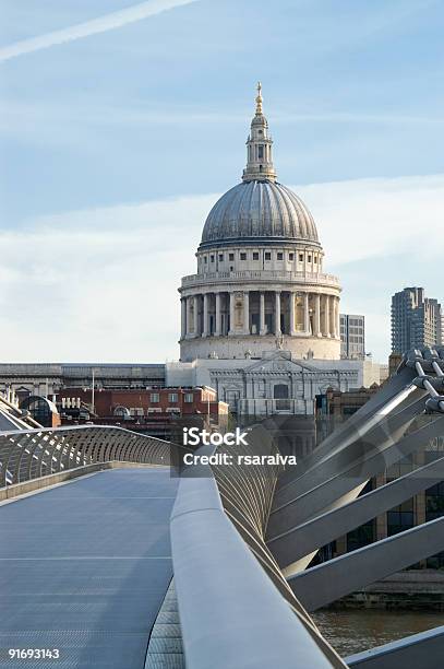 Foto de Saint Pauls Cathedral e mais fotos de stock de Londres - Inglaterra - Londres - Inglaterra, Nascer do sol, Vertical