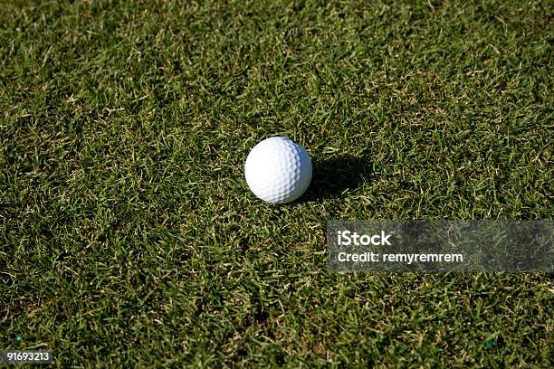 Photo libre de droit de Balle De Golf Shadow Droite banque d'images et plus d'images libres de droit de Balle de golf - Balle de golf, Balle ou ballon, Champ